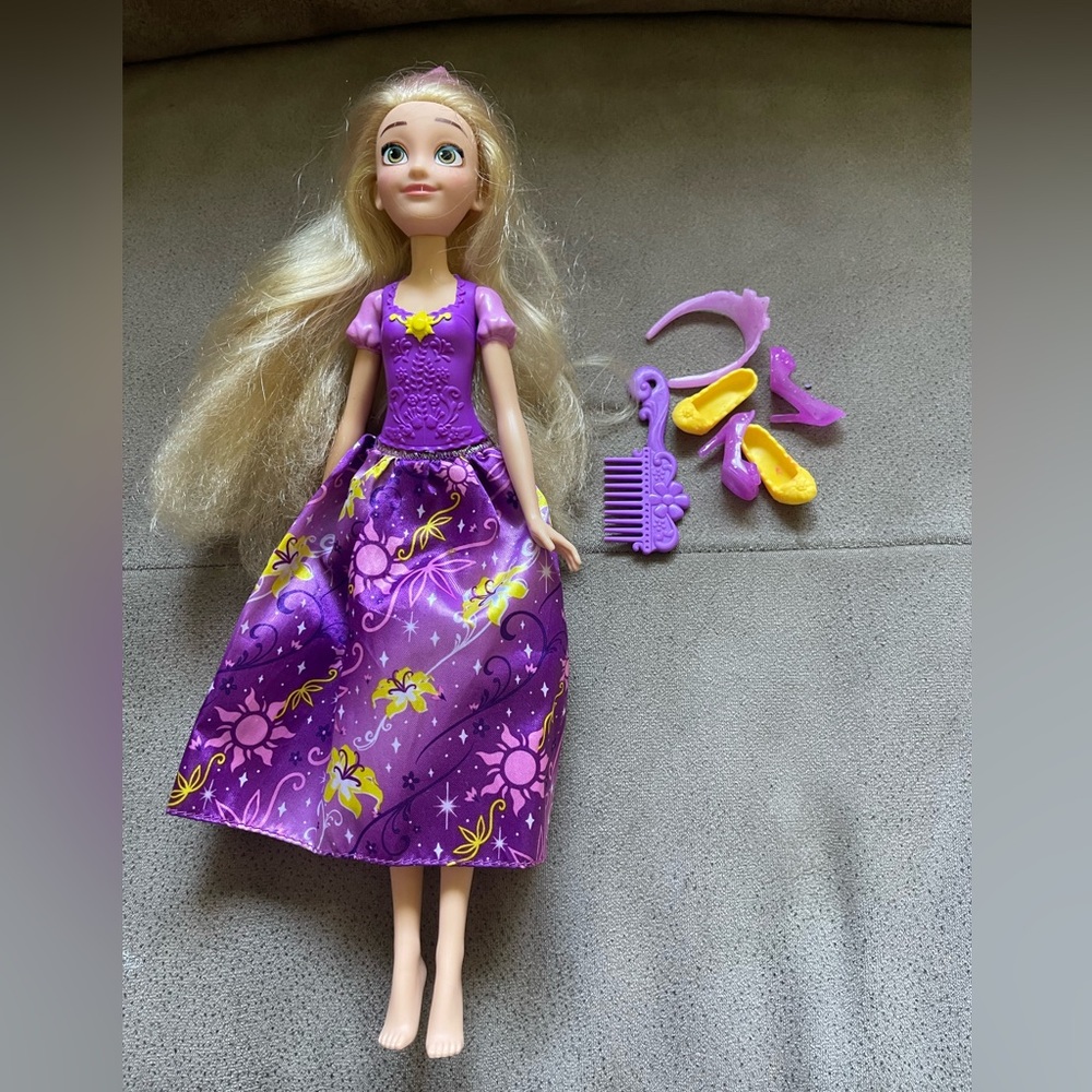 6/$20 ⭐️ Rapunzel Doll and Accessories